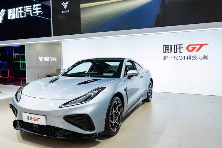 佛山188哪吒汽车在智能汽车领域的表现，领途汽车在新能源汽车市场中的影响力